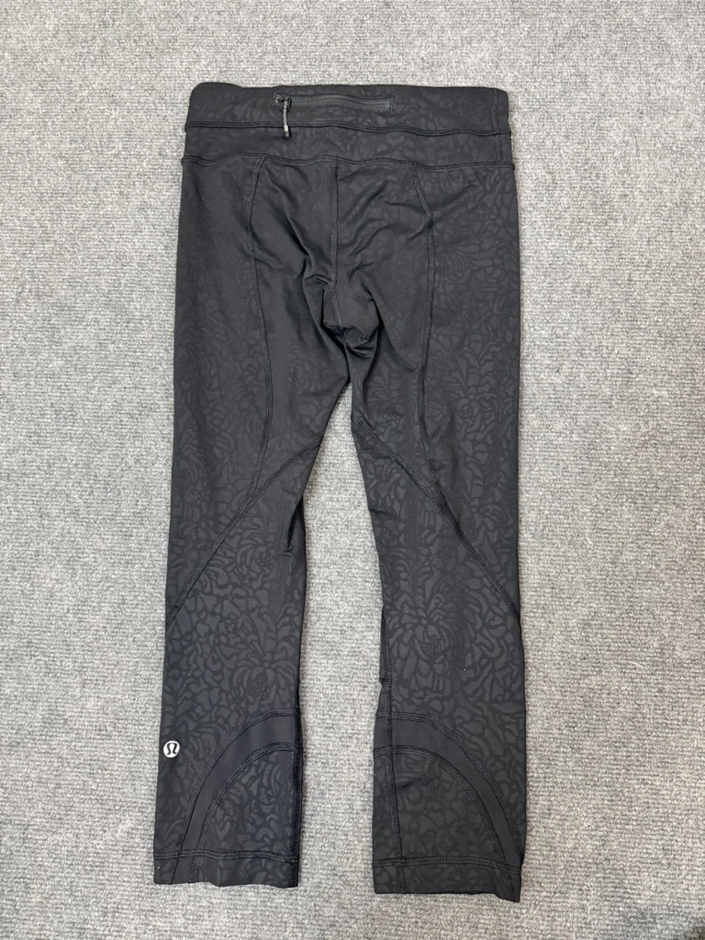 Lululemon Black Patterned Cropped Leggings Back Zipper Pocket Sz 2 (A2)